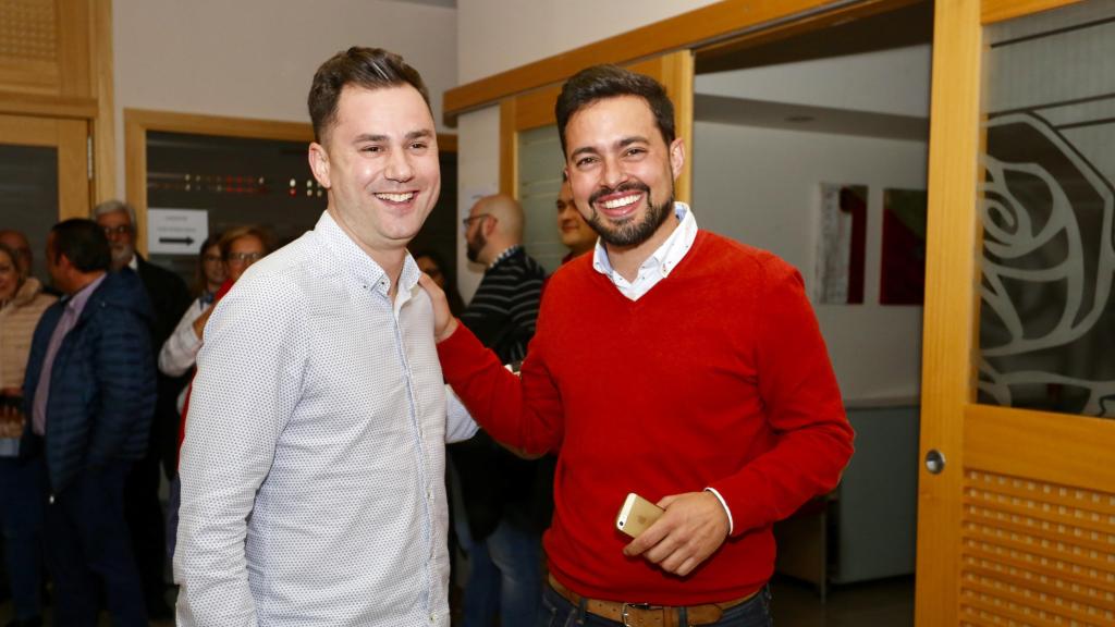 El secretario general del PSOE de León y candidato a la reelección, Javier Alfonso Cendón, y su rival en las primarias del partido, Diego Moreno, en una imagen de archivo