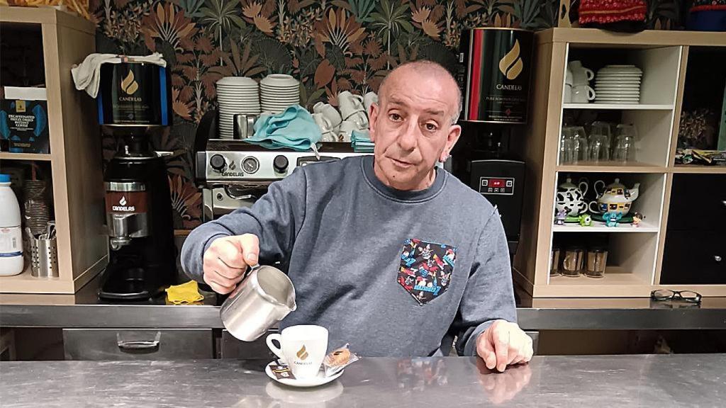 Óscar en su bar de Delicias sirviendo un café