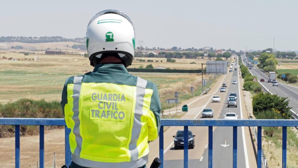 Un guardia civil de tráfico vigilando una carretera de la provincia de Valladolid