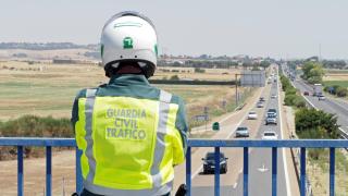 Un guardia civil de tráfico vigilando una carretera de la provincia de Valladolid
