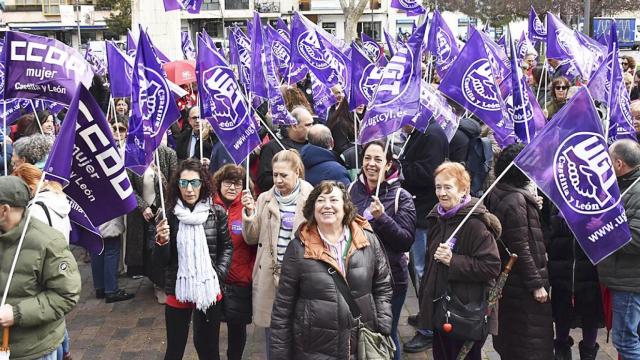 Manifestación feminista de UGT y CCOO en la Plaza de la Universidad de Valladolid.