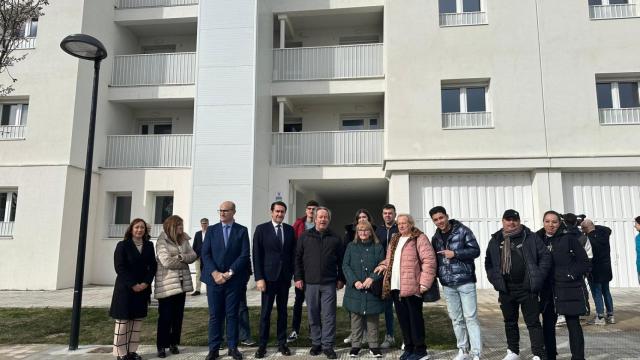 Juan Carlos Suárez-Quiñones, Francisco Guarido y Fernando Prada, en la entrega de llaves de los pisos del edificio Camineros