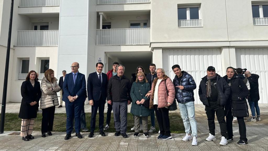 Juan Carlos Suárez-Quiñones, Francisco Guarido y Fernando Prada, en la entrega de llaves de los pisos del edificio Camineros