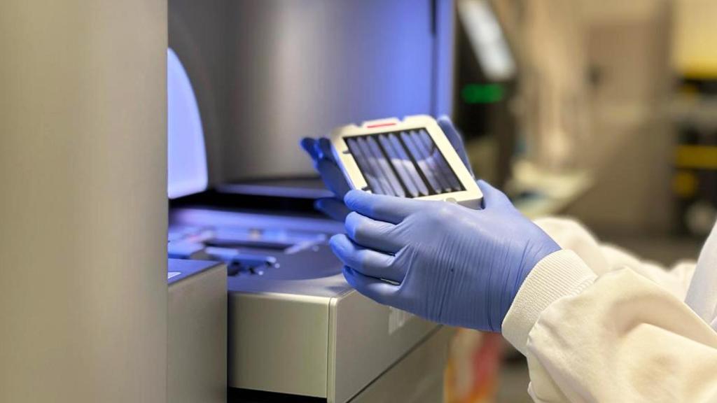 Imagen de una unidad de secuenciación genómica.