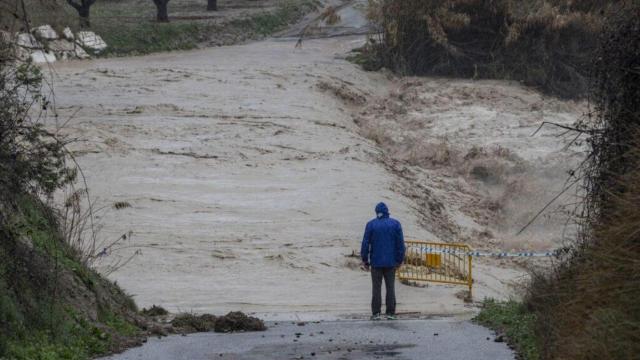 El desbordamiento del río Argos (Murcia) ha cortado carreteras.