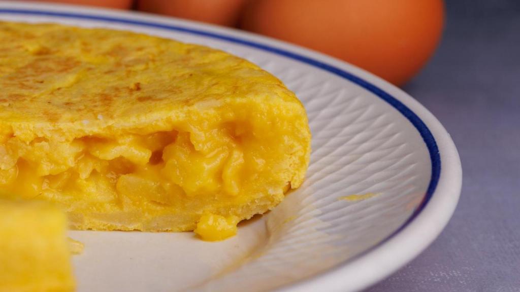 Un plato de tortilla de patatas.