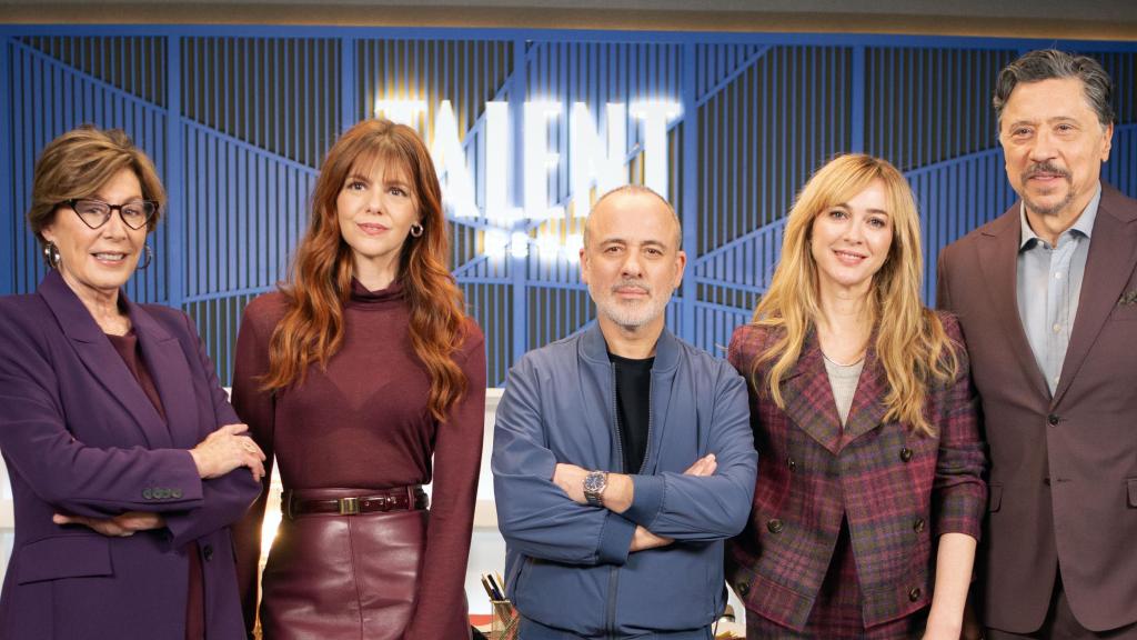 Fiorella Faltoyano, Manuela Velasco, Javier Gutiérrez, Marta Hazas y Carlos Bardem en 'La Agencia'.