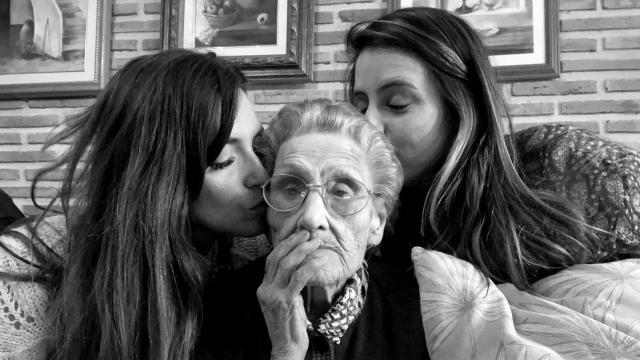 Sara Carbonero junto a hermana, Irene, y su abuela por parte de madre, Máxima. en una imagen de sus redes.