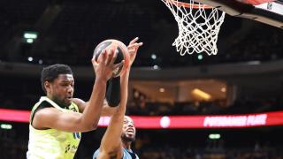 Chimezie Metu trata de llevarse el balón ante la presión de Robert Baker.
