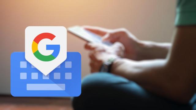 Icono de GBoard sobre la foto de una persona usando un smartphone