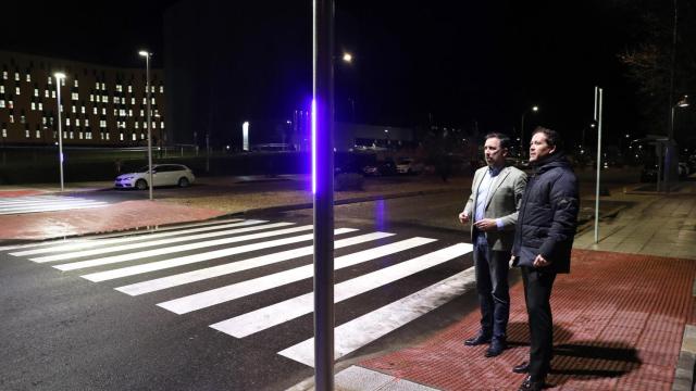 El alcalde de Toledo y el concejal de Movilidad, Carlos Velázquez e Iñaki Jiménez, respectivamente, junto al paso de cebra inteligente.