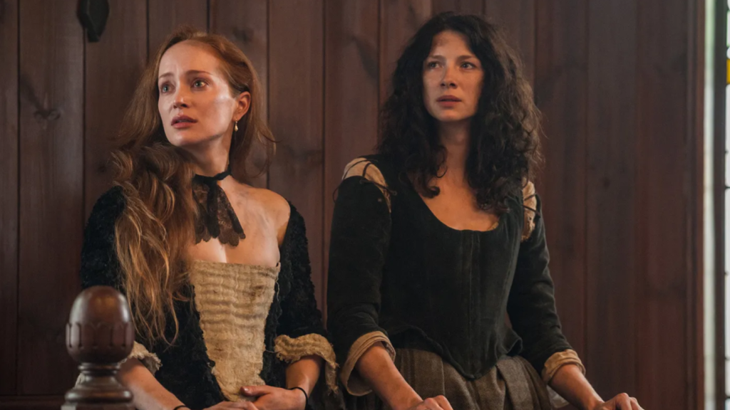 Fotograma de un capítulo de la serie 'Outlander' en el que someten a Geillis y Claire a un juicio por brujería en Escocia.