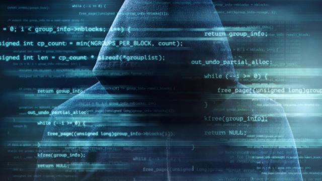 Código informático superpuesto sobre un hombre irreconocible.