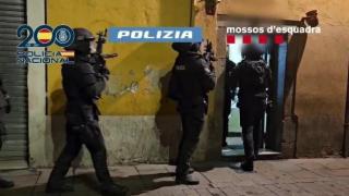 Imagen de la operación de la Policía Nacional, con Mossos d’Esquadra y la Polizia di Stato italiana.