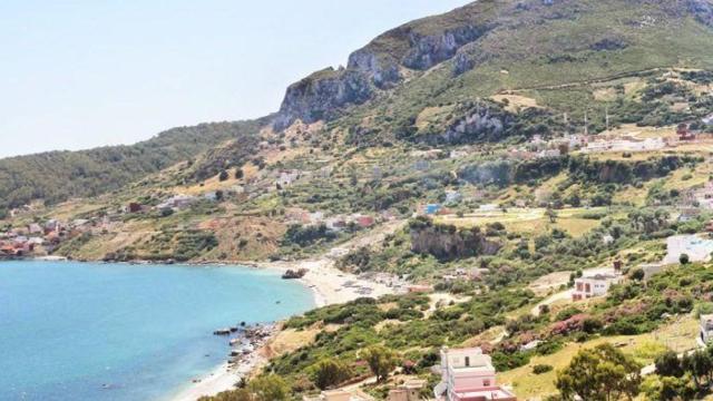 Casas frente a la playa en la costa de Beliones, muy cerca de Ceuta.