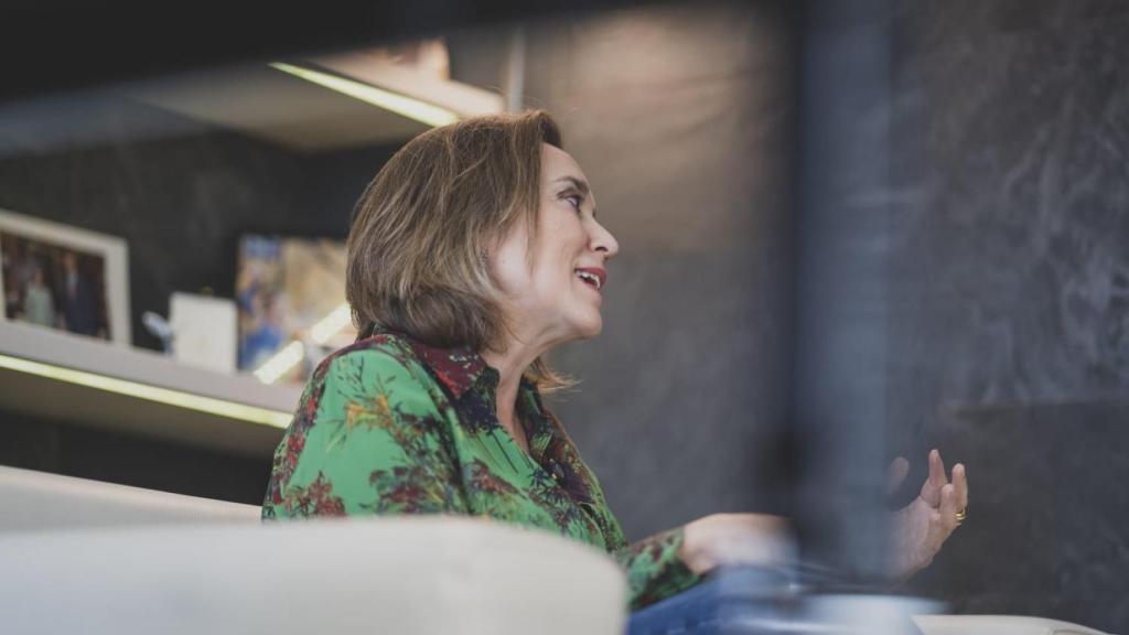 La secretaria general del PP, Cuca Gamarra, durante la entrevista con EL ESPAÑOL en su despacho ed Génova.