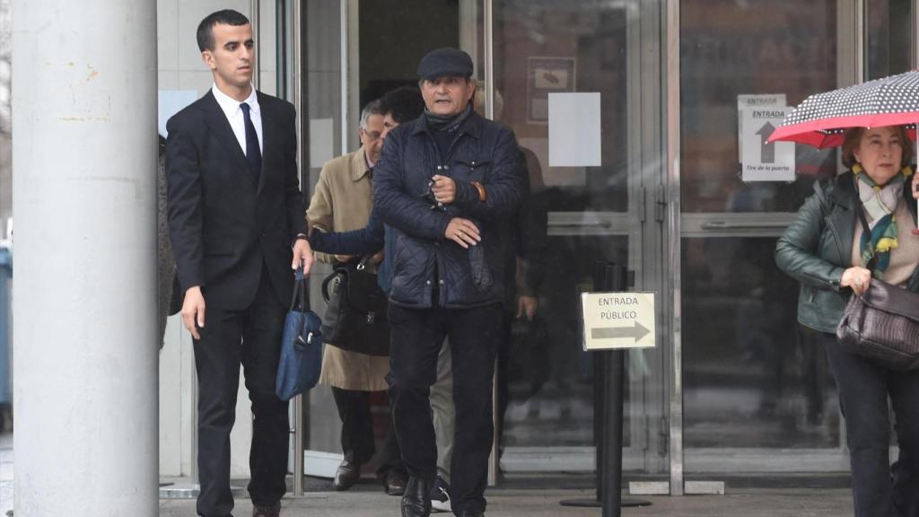 El padre de Elisa Mouliaá sale este viernes de declarar en los Juzgados de la Plaza de Castilla./