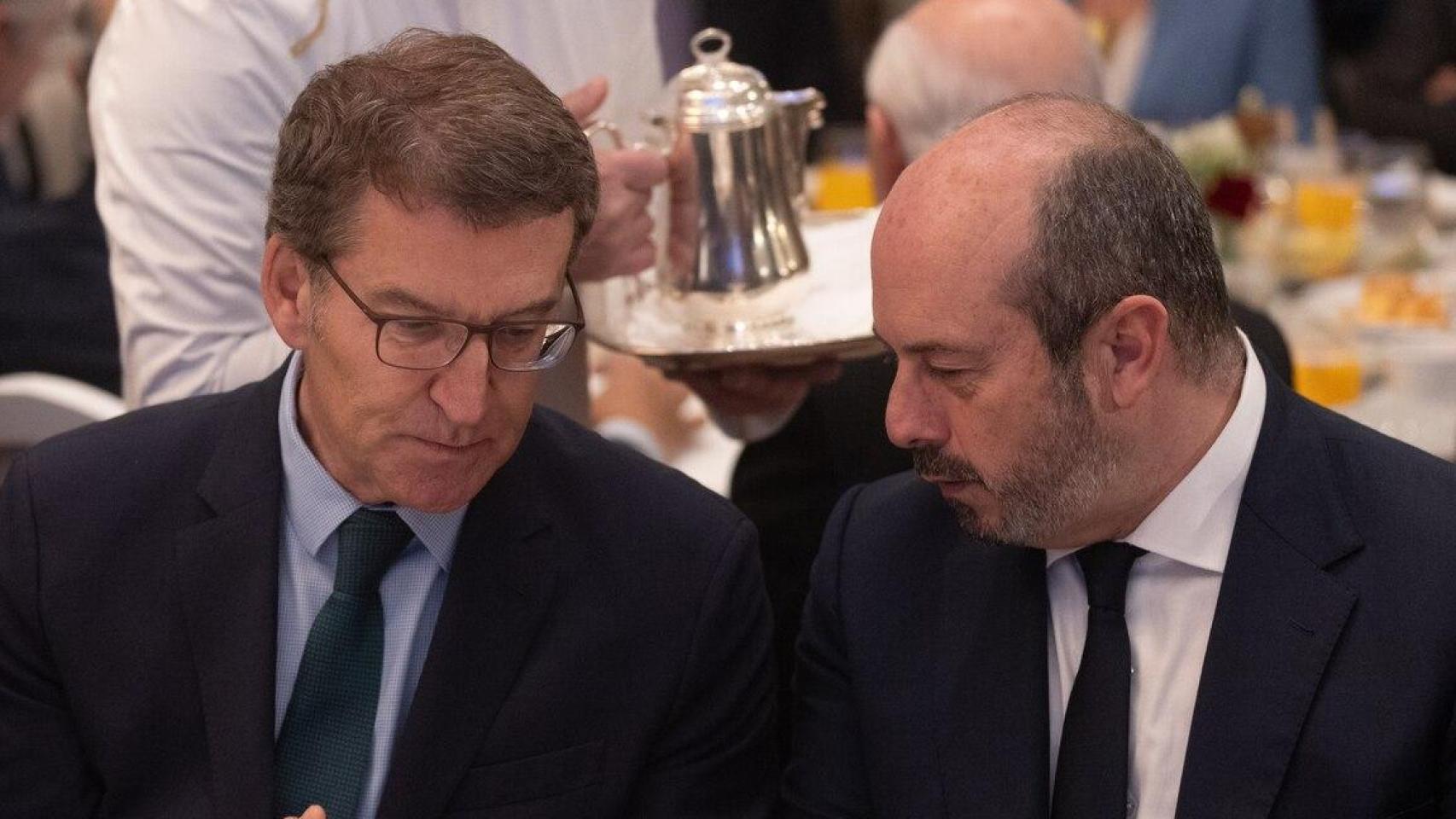 El líder del PP,  Alberto Núñez Feijoó, junto al presidente del Senado, Pedro Rollán.