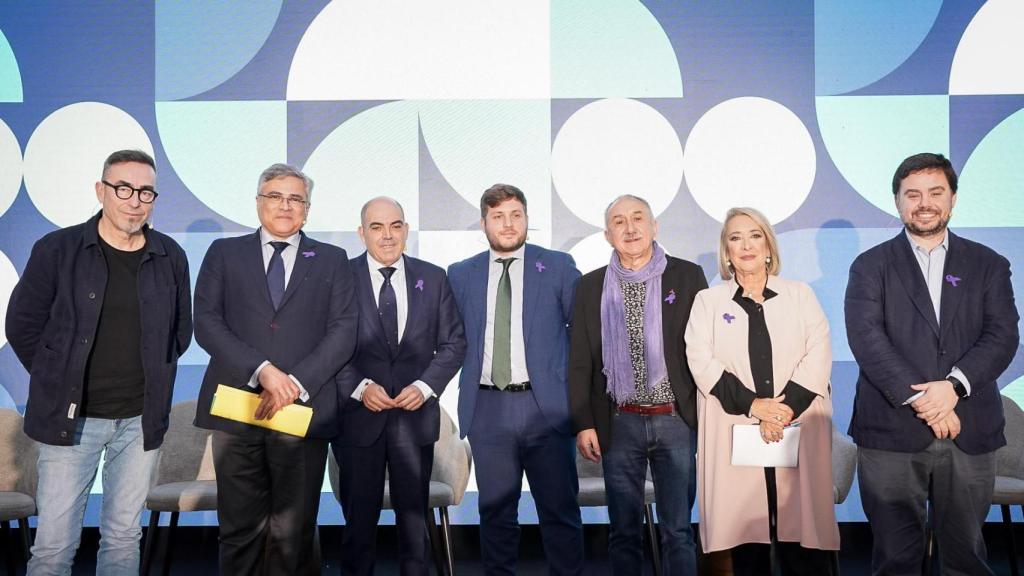 De izquierda a derecha; Paco de la Rosa, secretario general de CCOO Castilla-La Mancha; Javier de Antonio Arribas, presidente de Fedeto;