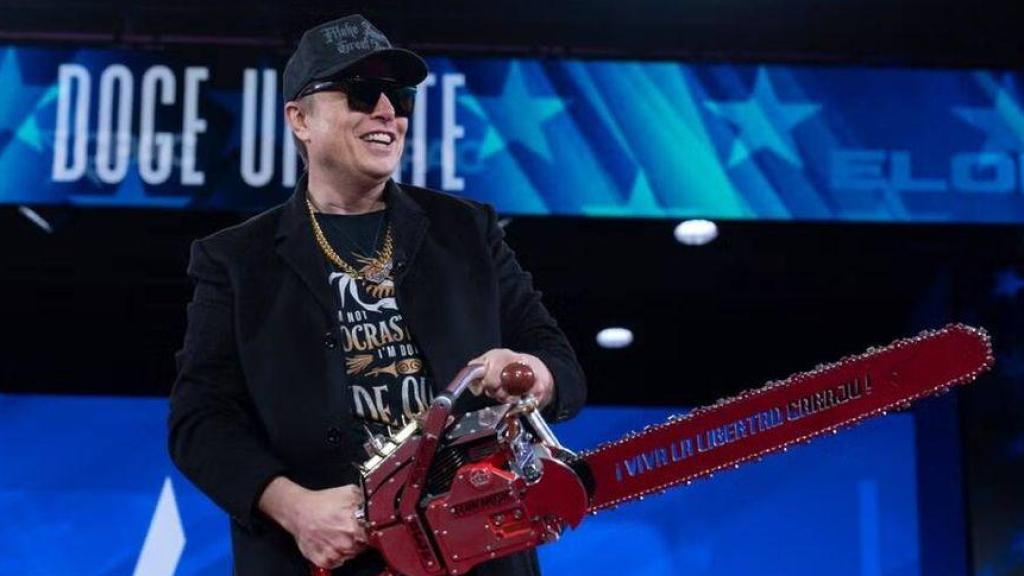 Elon Musk, CEO de Tesla y SpaceX, sostiene una motosierra durante un discurso.