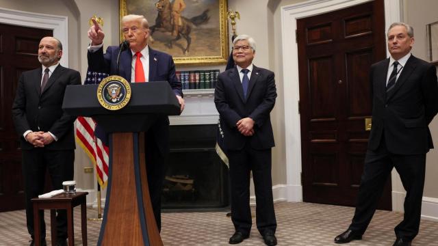 El presidente de Estados Unidos, Donald Trump, habla junto a CC Wei, presidente y director ejecutivo de TSMC, el secretario de Comercio Howard Lutnick y el ‘zar’ de la inteligencia artificial y las criptomonedas David Sacks.