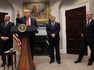 El presidente de Estados Unidos, Donald Trump, habla junto a CC Wei, presidente y director ejecutivo de TSMC, el secretario de Comercio Howard Lutnick y el ‘zar’ de la inteligencia artificial y las criptomonedas David Sacks.