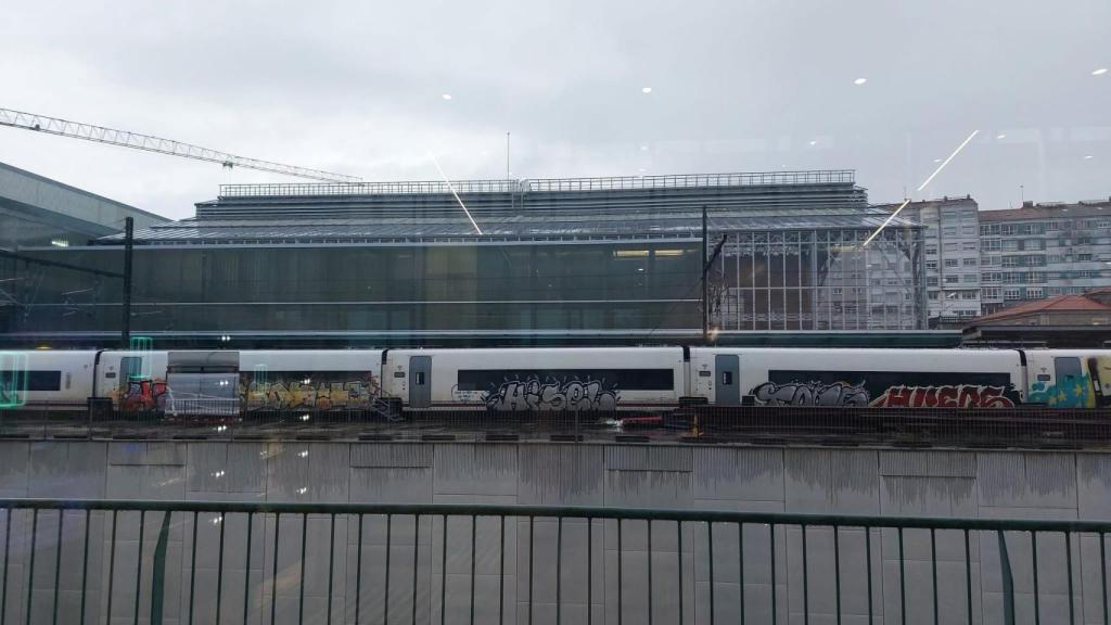 Tren de Renfe S-107 en pruebas en Galicia con grafitis.