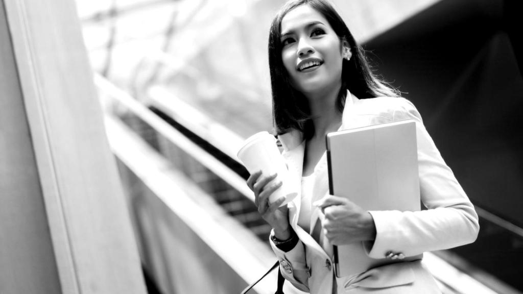 Mujer con un portátil
