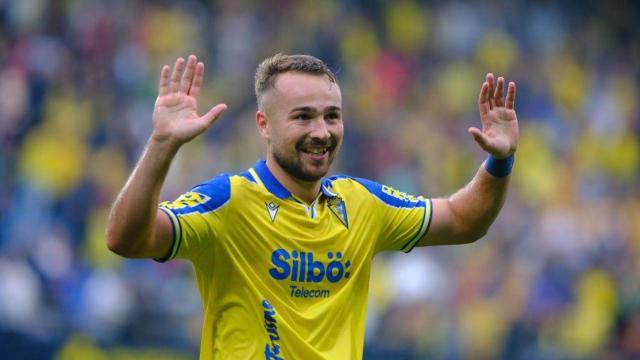 Ontiveros celebra un gol contra el Málaga CF en el Nuevo Mirandilla de Cádiz.