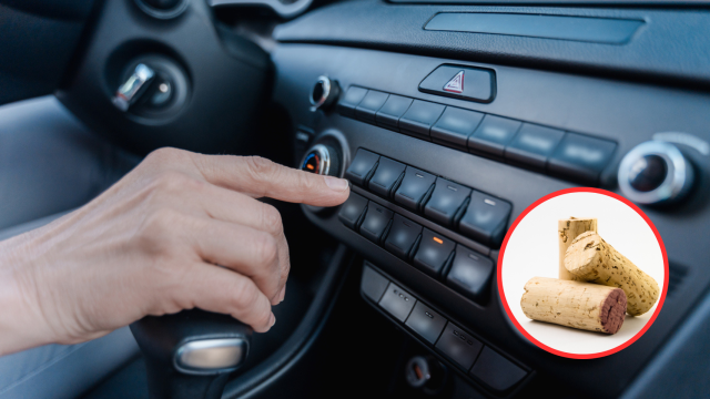 Salpicadero de un coche y corchos de botellas.