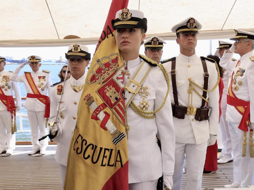 La Princesa porta la bandera de España en Elcano.