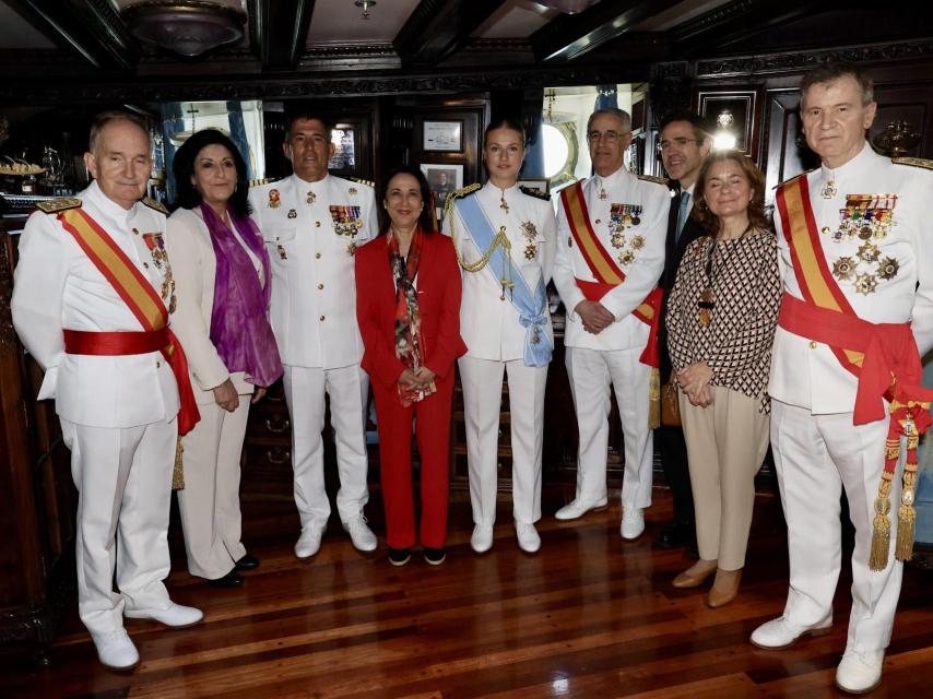 La ministra de Defensa, junto a Leonor y autoridades de Elcano.