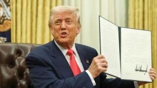 El presidente de Estados Unidos, Donald Trump , sostiene una orden ejecutiva en el Despacho Oval, en la Casa Blanca.