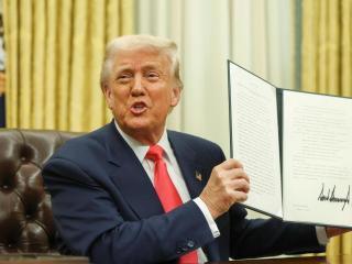 El presidente de Estados Unidos, Donald Trump , sostiene una orden ejecutiva en el Despacho Oval, en la Casa Blanca.