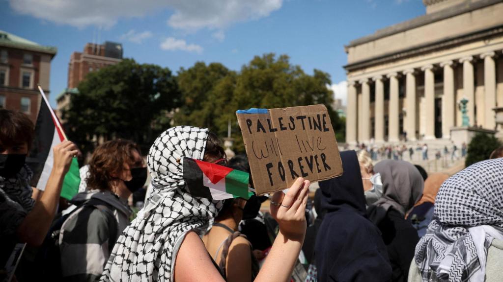 Un manifestante propalestino sostiene un cartel que dice Palestina vivirá para siempre, en el campus de la Universidad de Columbia , en el primer aniversario del 7-O, en octubre del año pasado.