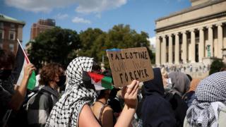 Un manifestante propalestino sostiene un cartel que dice Palestina vivirá para siempre, en el campus de la Universidad de Columbia , en el primer aniversario del 7-O, en octubre del año pasado.