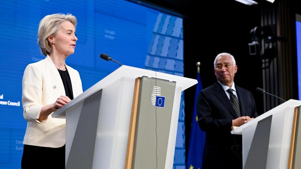 La jefa de la Comisión, Ursula von der Leyen, y el presidente del Consejo, António Costa, durante la rueda de prensa final de la cumbre de emergencia en Bruselas