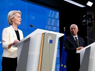 La jefa de la Comisión, Ursula von der Leyen, y el presidente del Consejo, António Costa, durante la rueda de prensa final de la cumbre de emergencia en Bruselas