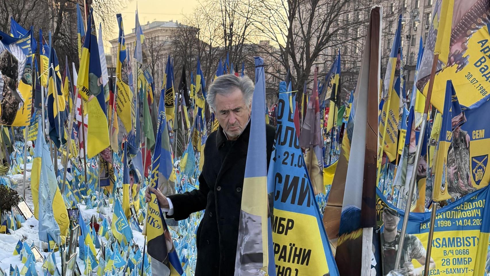 El autor francés, en la plaza de la Independencia de Kyiv.
