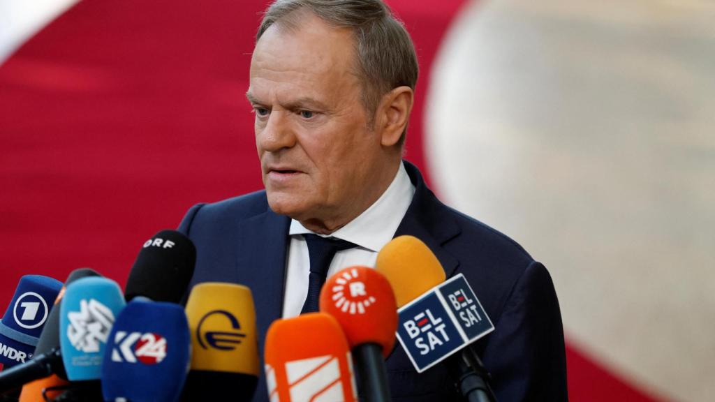 El primer ministro polaco, Donald Tusk, habla ante los medios de comunicación el día de una cumbre especial de líderes de la Unión Europea para debatir sobre Ucrania y la defensa europea, en Bruselas, Bélgica, 6 de marzo de 2025.
