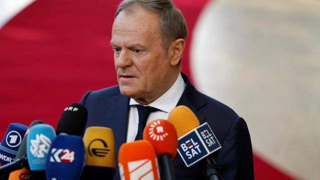 El primer ministro polaco, Donald Tusk, habla ante los medios de comunicación el día de una cumbre especial de líderes de la Unión Europea para debatir sobre Ucrania y la defensa europea, en Bruselas, Bélgica, 6 de marzo de 2025.