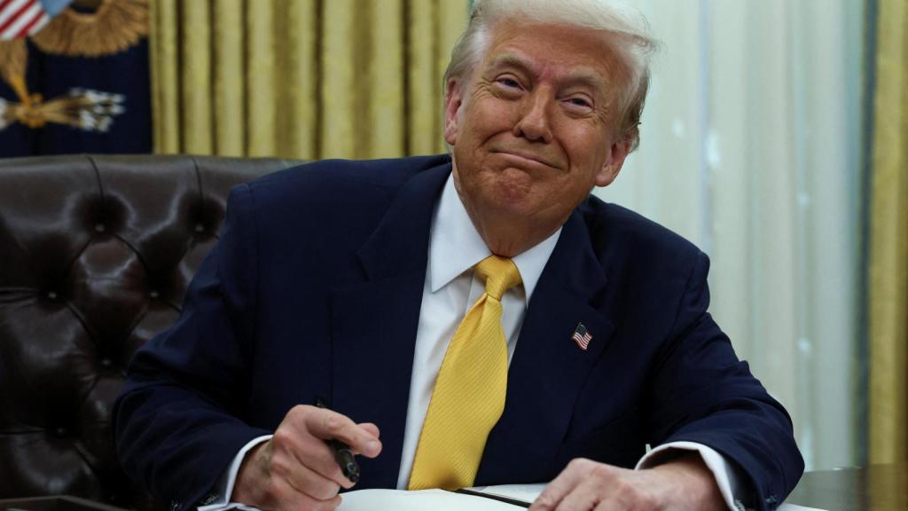 El presidente de Estados Unidos, Donald Trump, firma una orden ejecutiva en el Despacho Oval de la Casa Blanca en Washington, Estados Unidos, el 7 de marzo de 2025.