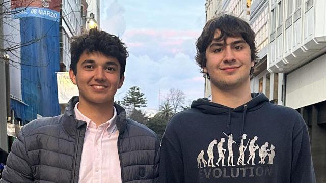 Luis Cora Balseiro y Antonio Álvarez Pazos, en la plaza de Lugo de A Coruña