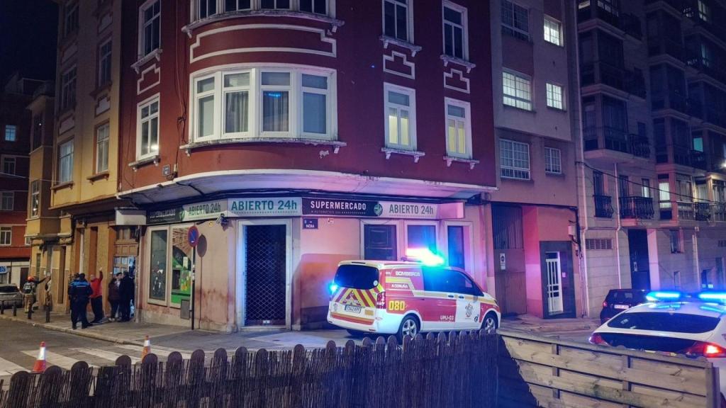 Los bomberos de A Coruña sofocan un incendio en Os Mallos