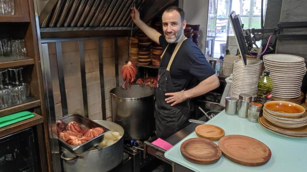 Gorka Rodríguez, propietario de A Pulpeira de Melide, en su cocina mientras cuece pulpo.