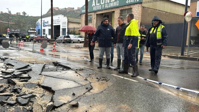 El presidente de la Región de Murcia, Fernando López Miras, y el alcalde de Lorca, Fulgencio Gil, este jueves, valorando sobre el terreno el alcance de los destrozos del temporal.
