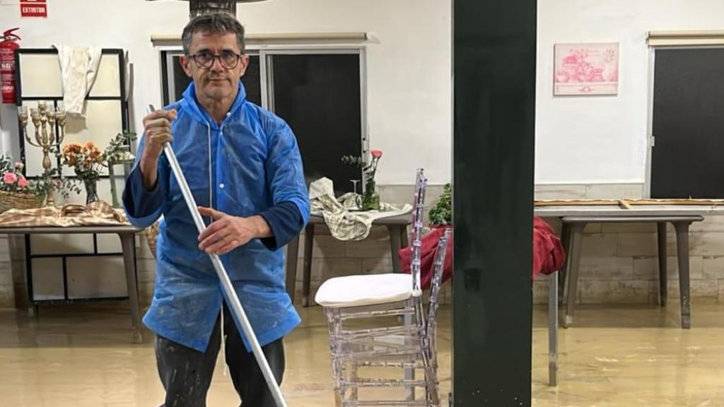 A la izquierda, Juan David Ruiz limpia el lodo del restaurante Déficit tras las lluvias en Lorca; y a la derecha, una foto de Jaime y Joaquina, vecinos de un barrio lorquino aislado por el desbordamiento de una rambla.