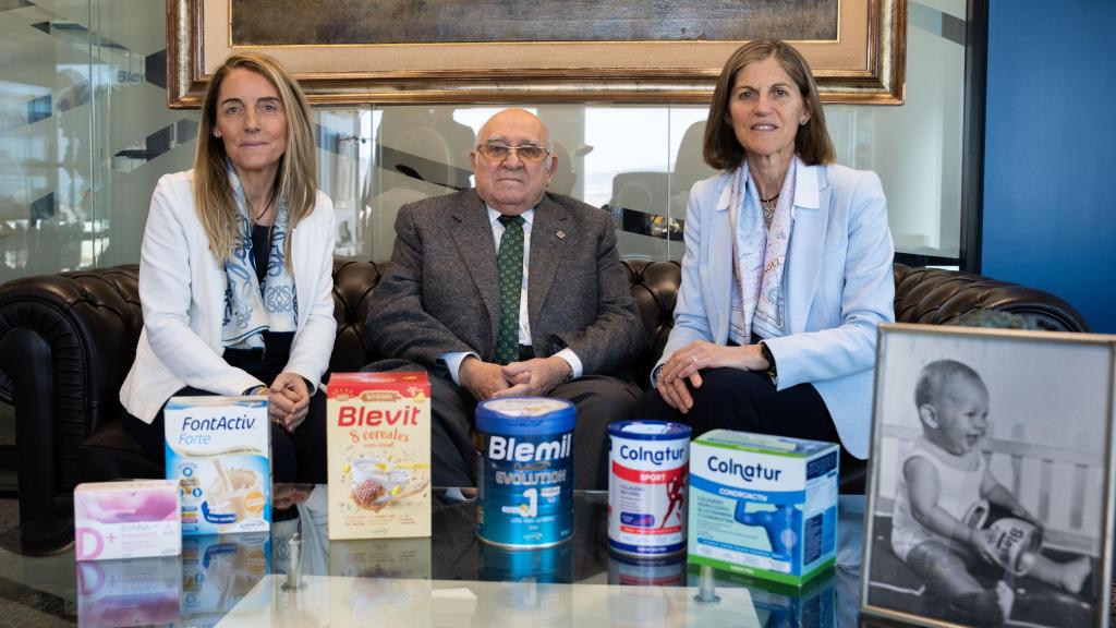 Josep Maria Ventura Ferrero, presidente de honor de los Laboratorios Ordesa, flanqueado por sus hijas Marta (i.) e Isolda (d.) Ventura Arasanz.