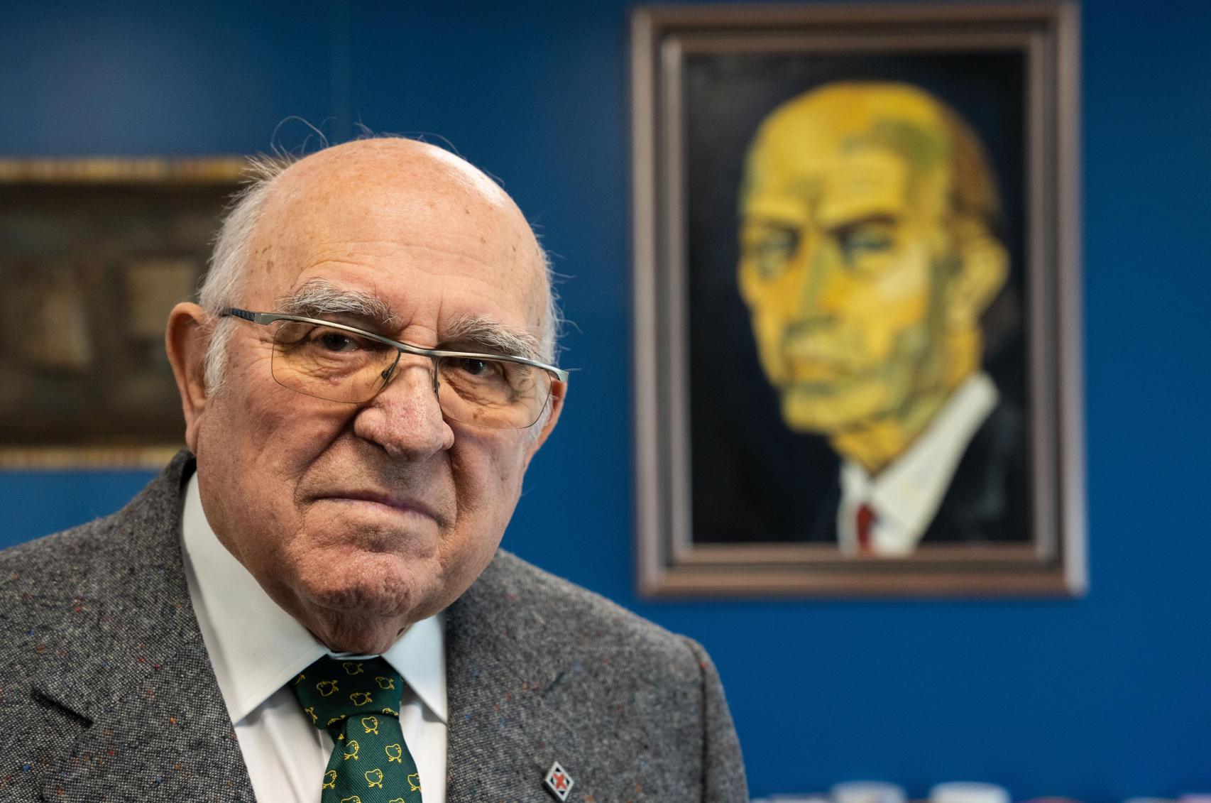 El doctor Josep Maria Ventura Ferrero y, de fondo, un cuadro de su padre, José María Ventura Mallofré.