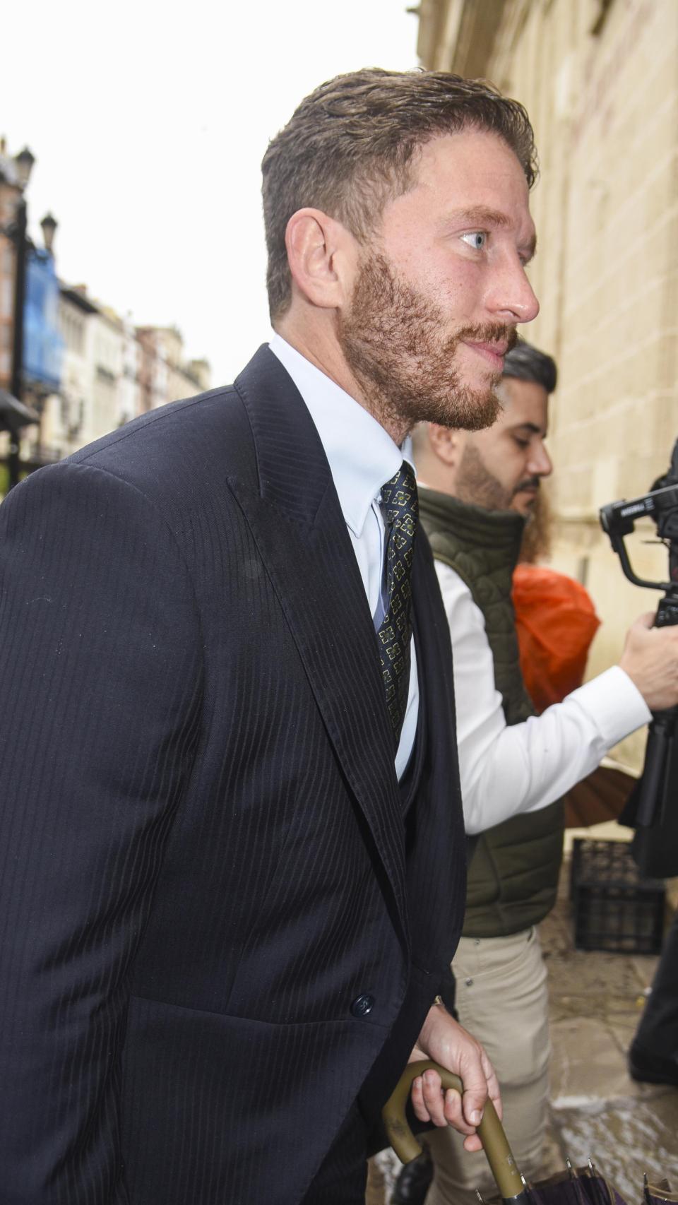 Gonzalo Montoya acudió sin su pareja a la boda de su hermano Nando.